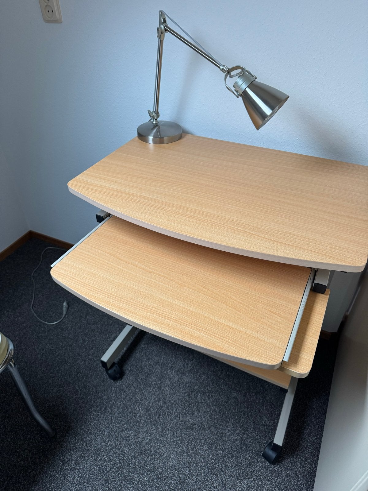 Compact computerbureau met uitschuifbaar toetsenbordblad, Ophalen, Gebruikt, Spaanplaat of MDF, Bruin