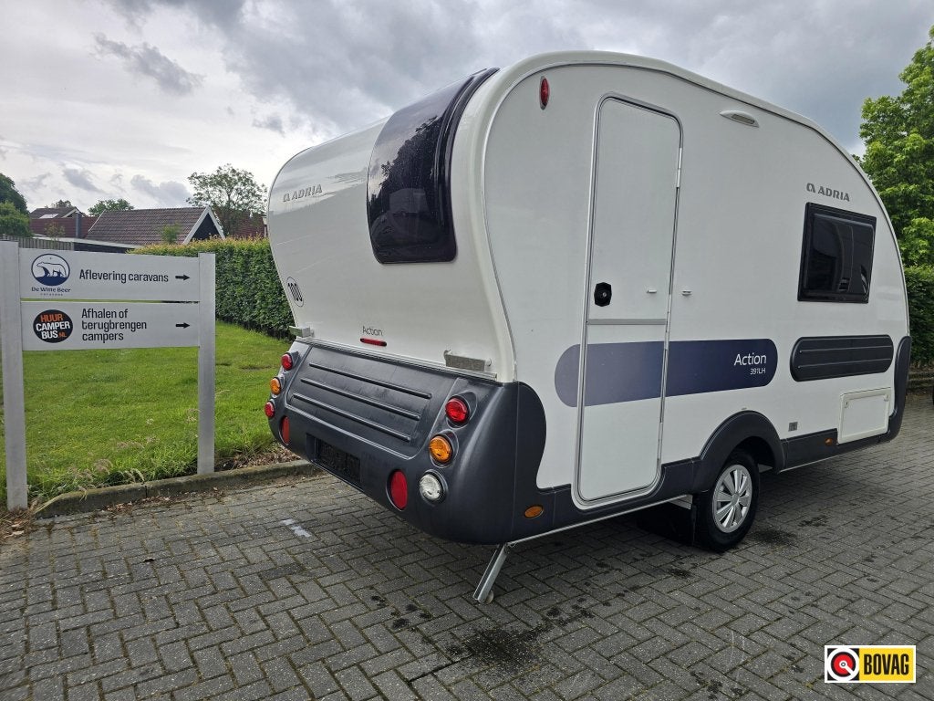 Adria Action 391 LH met luifel en fietsdrager, Caravans en Kamperen, Tot en met 2, Schokbreker, Bedrijf, Treinzit