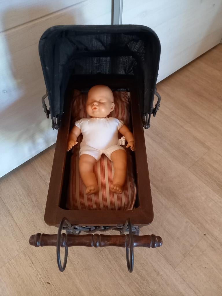 Antieke poppenwagen met pop - 65 cm hoog, Ophalen of Verzenden, Gebruikt, Babypop