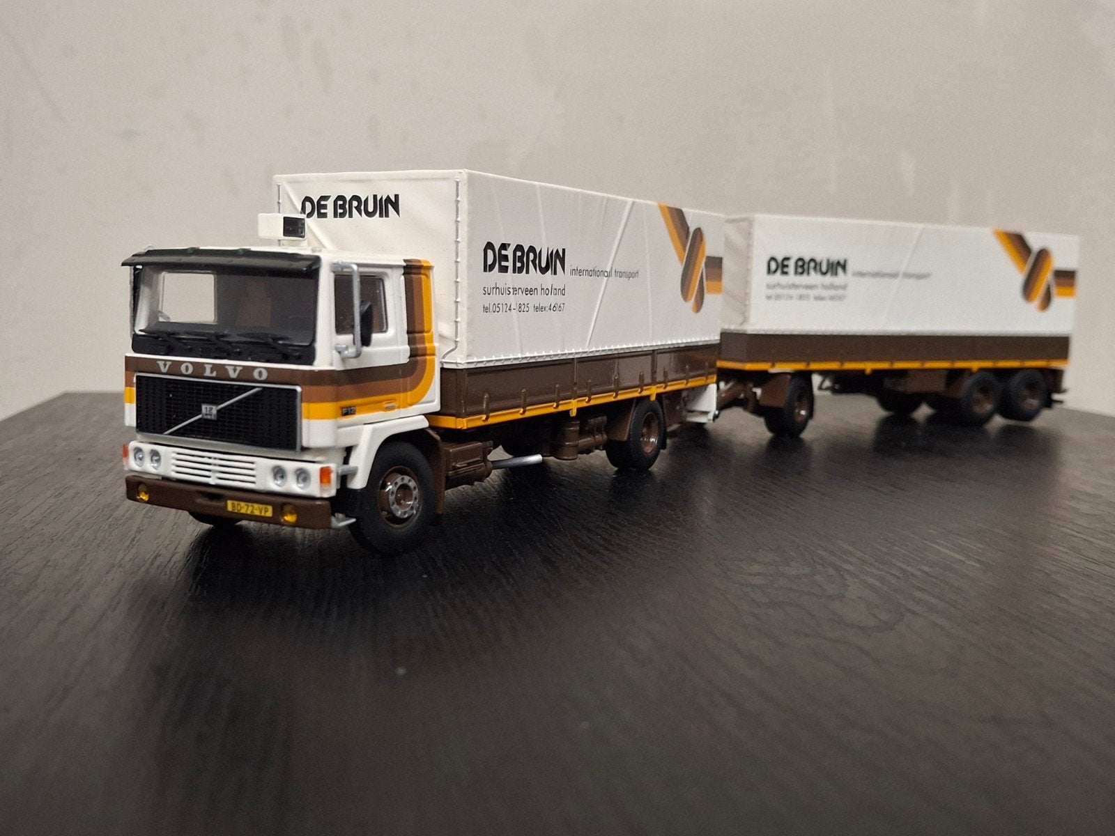 Tekno Volvo F12 De Bruin Surhuisterveen, Hobby en Vrije tijd, Modelauto's | 1:50, Ophalen of Verzenden, Zo goed als nieuw, Bus of Vrachtwagen
