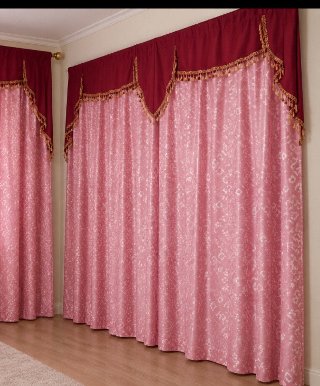 Roze gordijnen met bordeauxrode valletjes en gouden details, Ophalen of Verzenden, Gebruikt, Rood, Gordijn