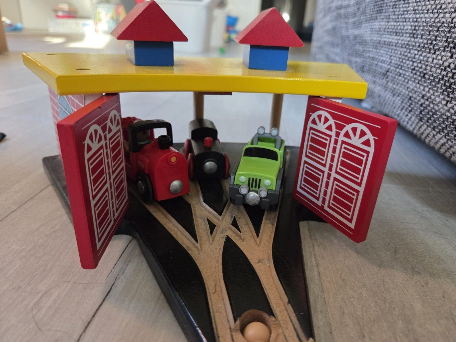Houten trein/treinspoor met remise, station, kaartverkoop, Kinderen en Baby's, Speelgoed | Thomas de Trein, Ophalen of Verzenden