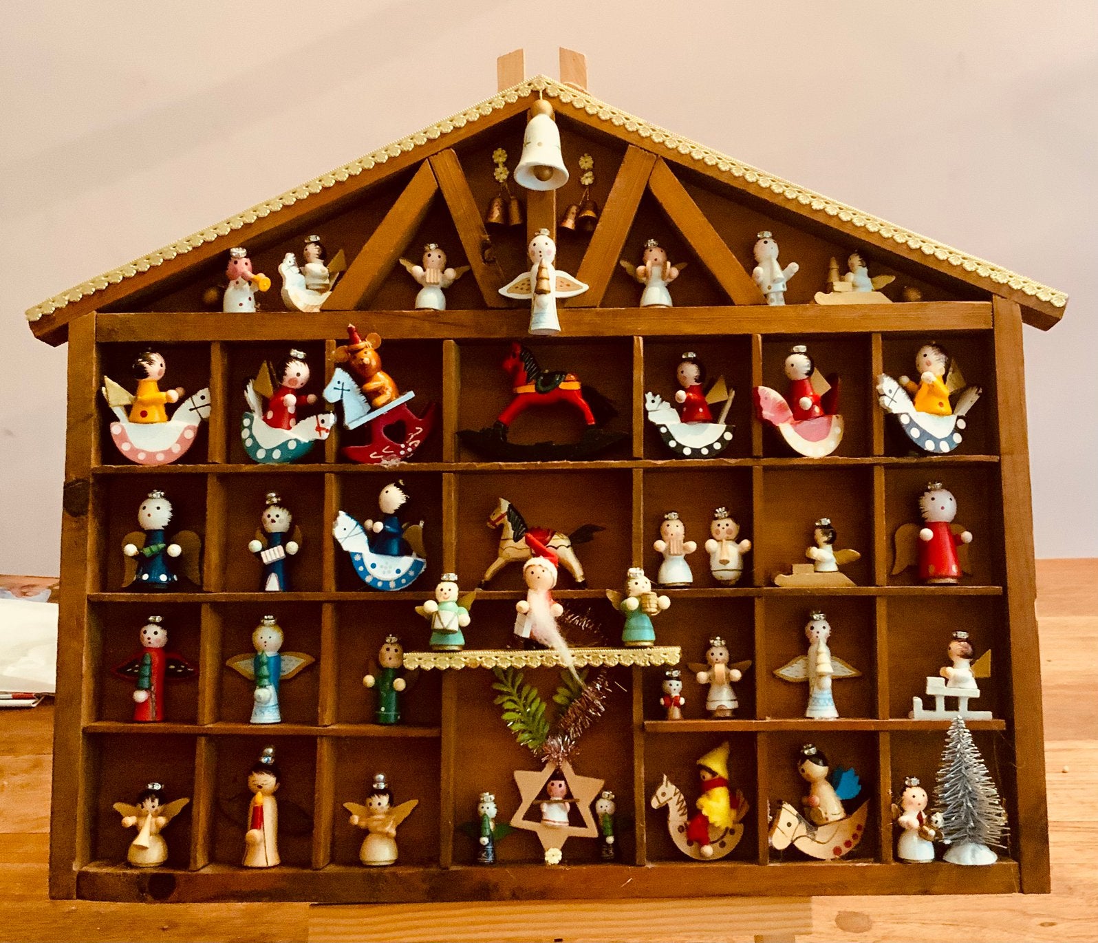 Vintage kerstversiering erzgebirgte poppetjes in letterbak, Diversen, Ophalen of Verzenden, Zo goed als nieuw