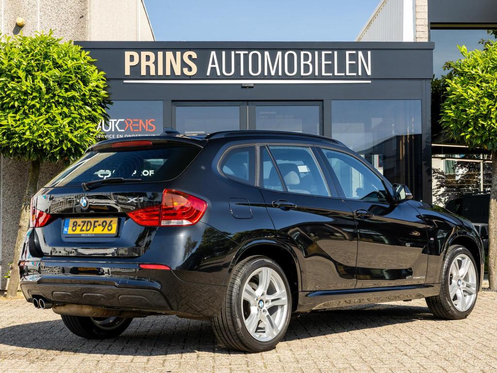 BMW X1 sDrive20i M-Sport|Pano|NL-Auto, Auto's, BMW, Euro 6, 4 cilinders, Zwart, Grijs