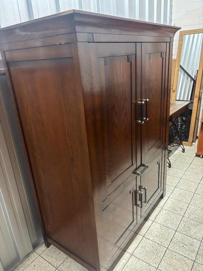 Interieur verscheidene kasten en tafels +spiegel