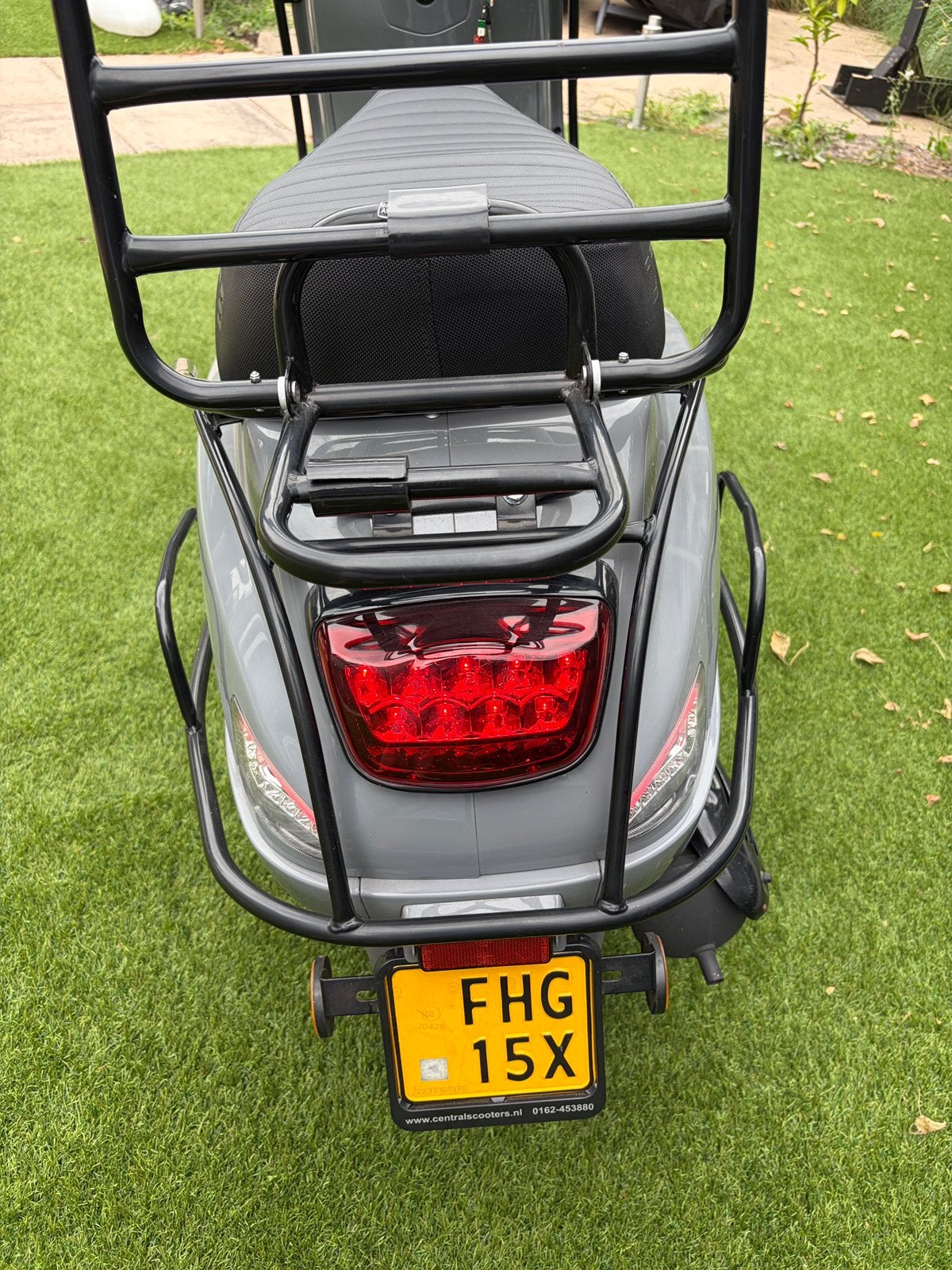 Foto 11 van DTS Milano limited editie scooter 2021 grijs ) + 2 helmen