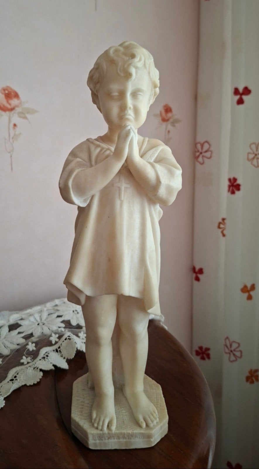 Antiek albasten beeld van biddende jongen 35 cm groot, Ophalen of Verzenden