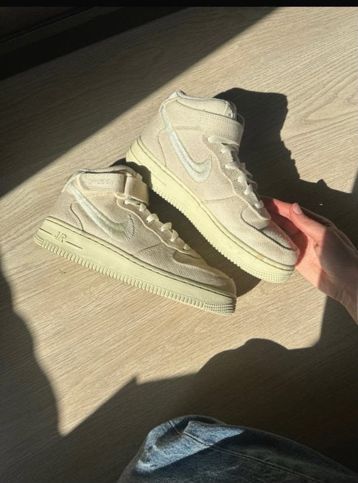 Nike Air Force 1 Mid Stussy Fossil, Kleding | Dames, Ophalen of Verzenden, Zo goed als nieuw, Beige, Sneakers of Gympen