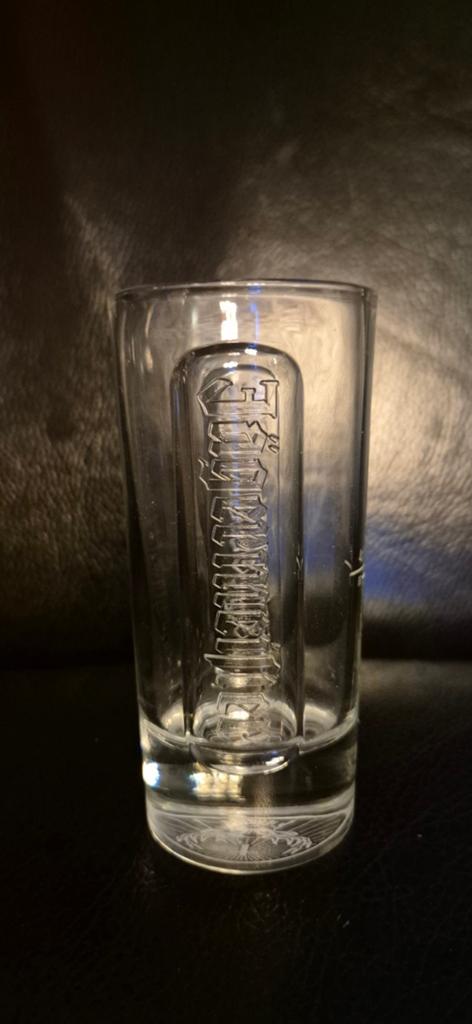 Origineel Jägermeister glas met logo in reliëf, Verzamelen, Glas en Borrelglaasjes, Ophalen of Verzenden, Zo goed als nieuw, Borrel- of Shotglas