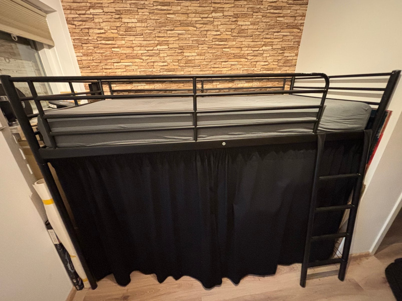 Zwart ikea (svarta) hoogslaper met matras en gordijnen, Ophalen, Gebruikt, Hoogslaper