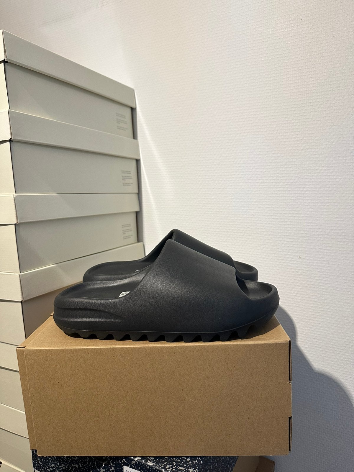 Yeezy Slide "Onyx" 43, Kleding | Heren, Zwart, Nieuw, Ophalen of Verzenden, Sneakers of Gympen