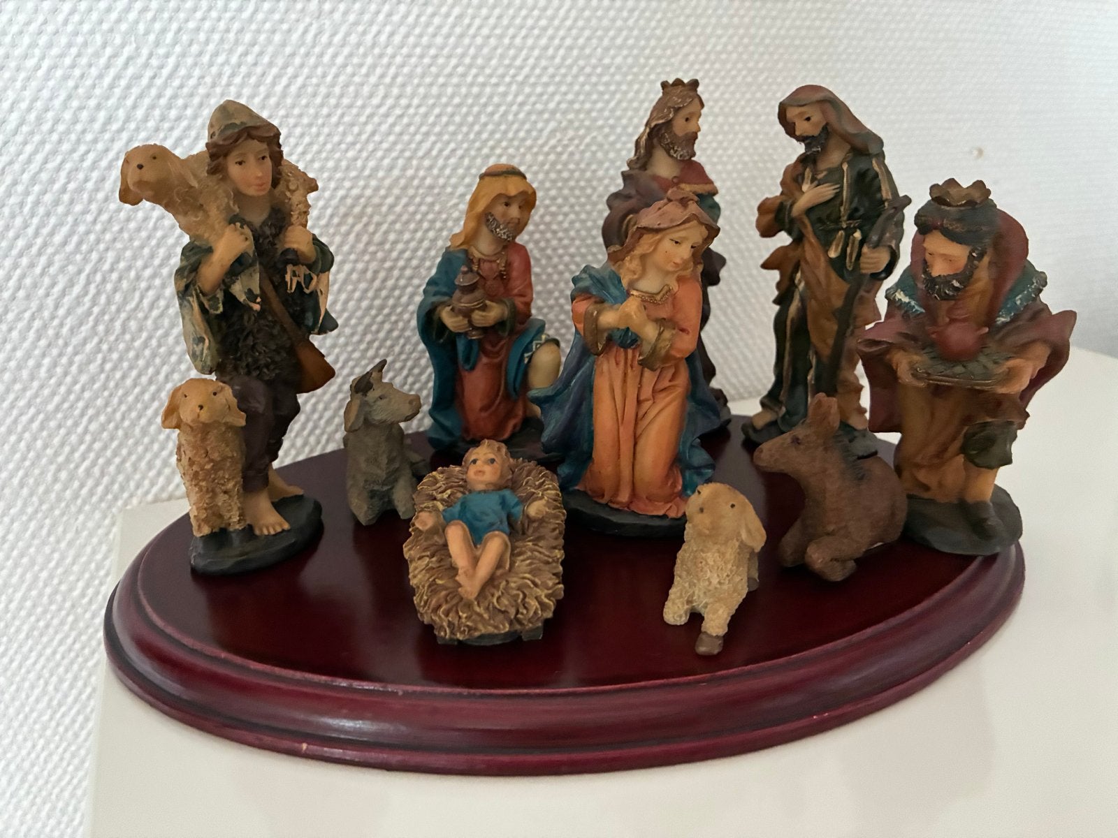 Kerststal beeldjes set - 10 stuks op houten plateau, Ophalen of Verzenden, Gebruikt, Beeld(je), Overige religies