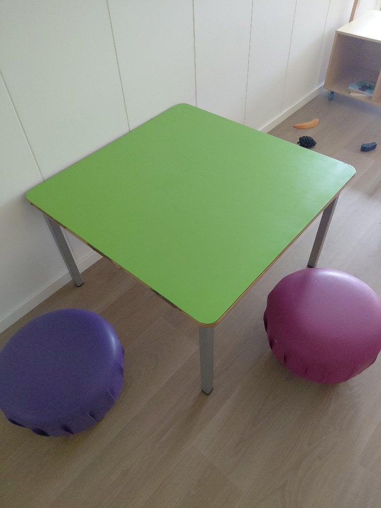 GRATIS vierkante kindertafel met 2 poefjes, Kinderen en Baby's, Ophalen, Gebruikt, Tafel(s)