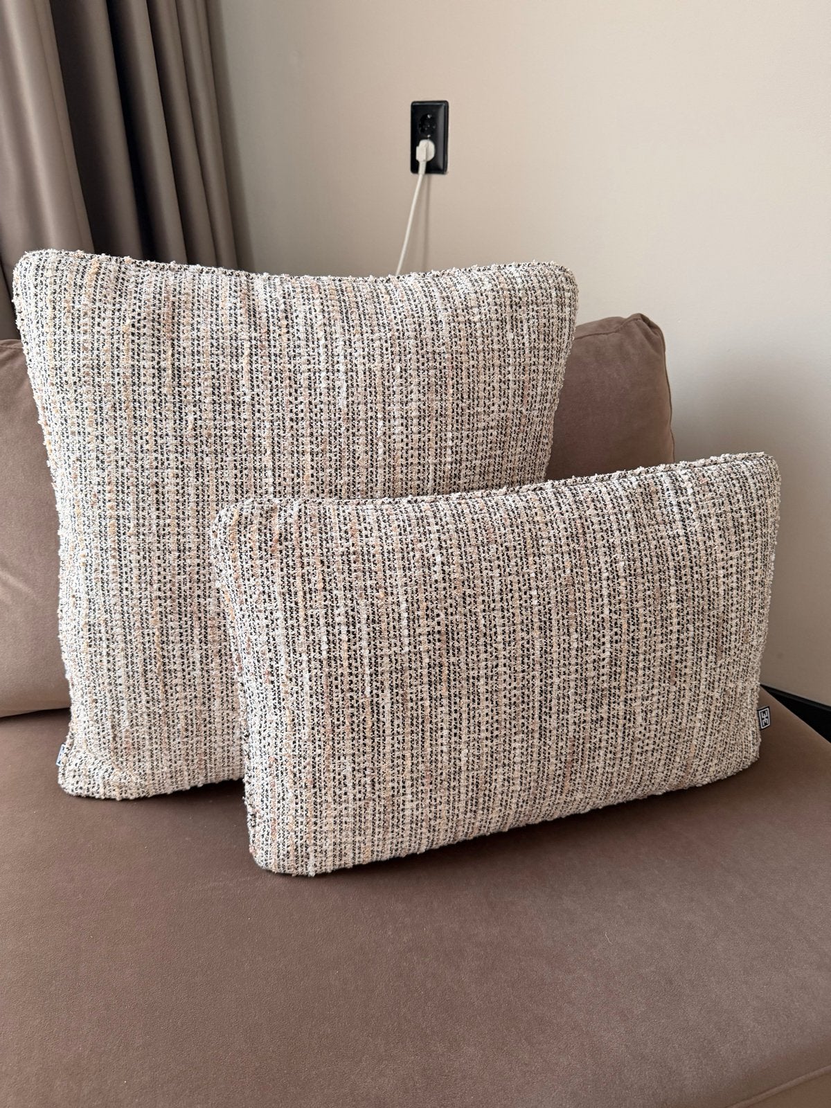 Set van 2 decoratieve kussens van het merk Eichholtz, Ophalen of Verzenden, Zo goed als nieuw, Beige, Rechthoekig