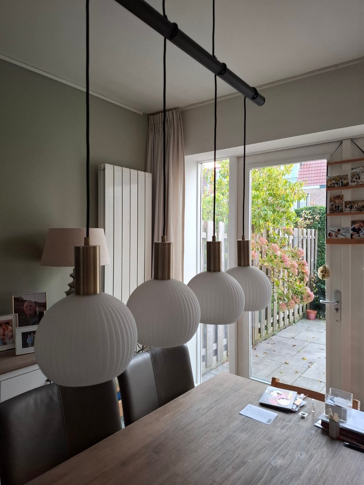 Hanglamp met 4 melkglazen bollen - Modern design, Ophalen, E27 (groot), Zo goed als nieuw, Glas