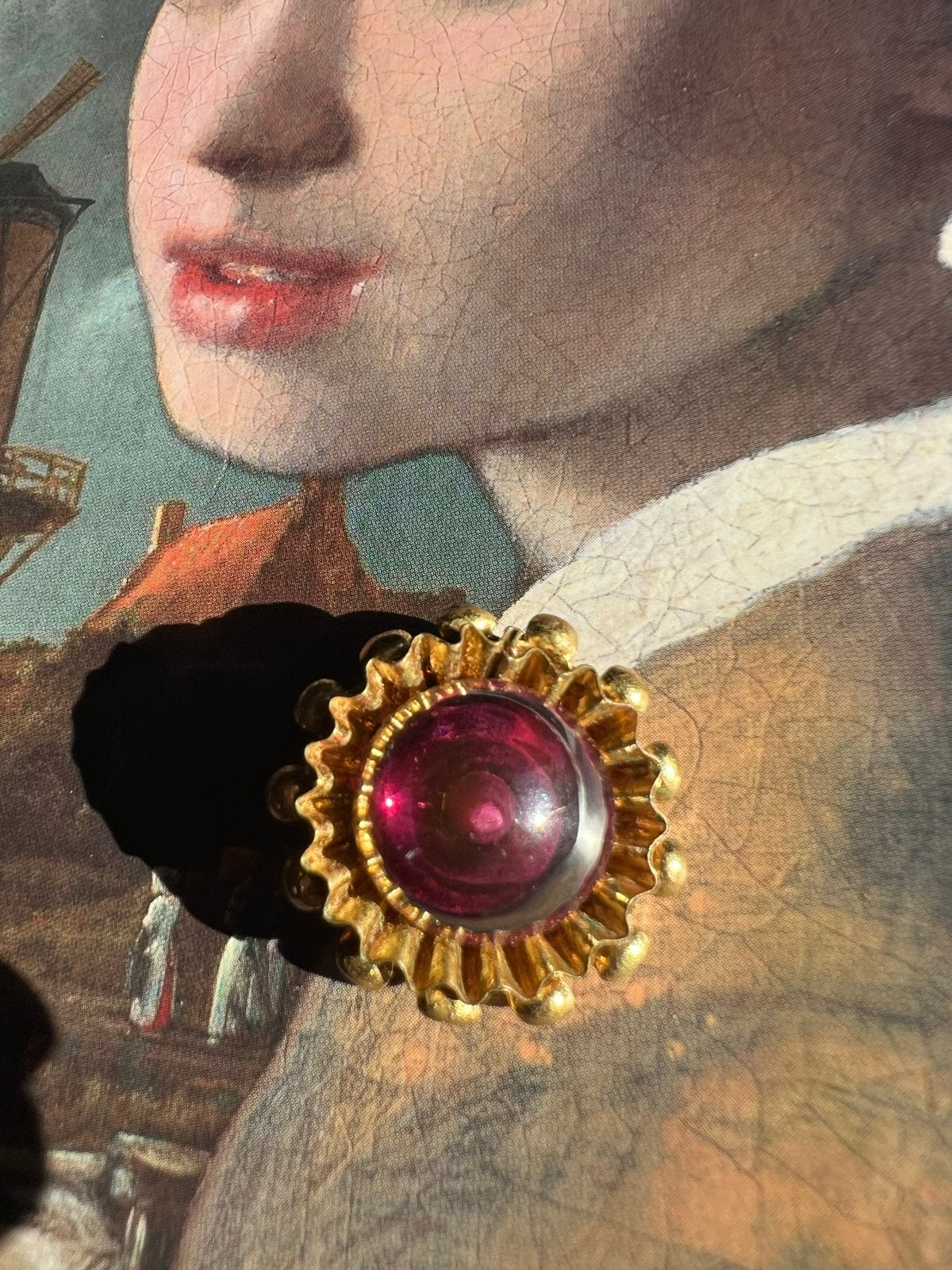 Vintage Broche Goudkleurig met Robijnrode Steen, Overige materialen, 4 tot 7 cm, Ophalen of Verzenden, Zo goed als nieuw