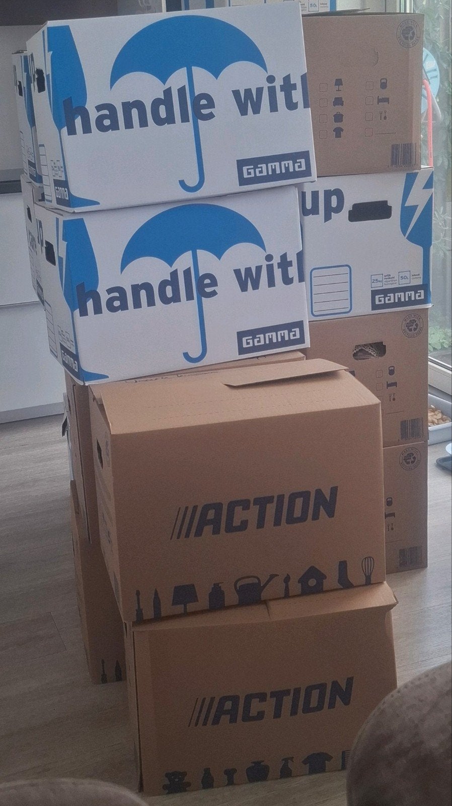 Circa 80 Verhuisdozen van Gamma en Action, Ophalen