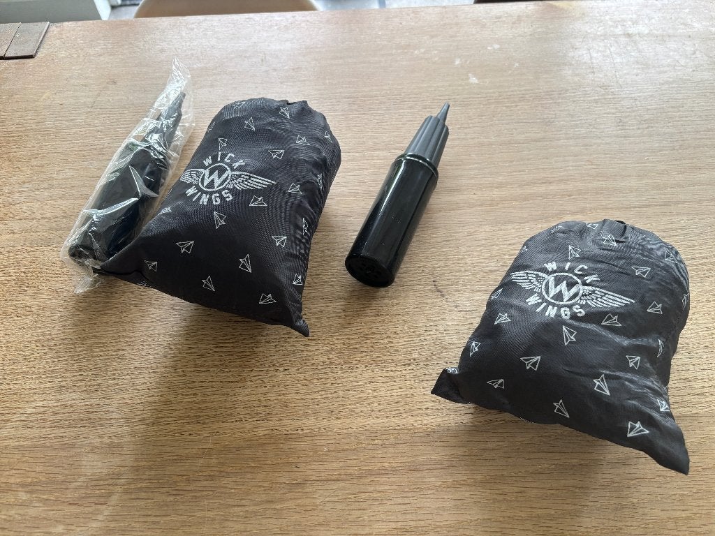 2 stuks - Wick Wings opblaasbaar voetenbankje voor vliegtuig, Ophalen of Verzenden, Zo goed als nieuw