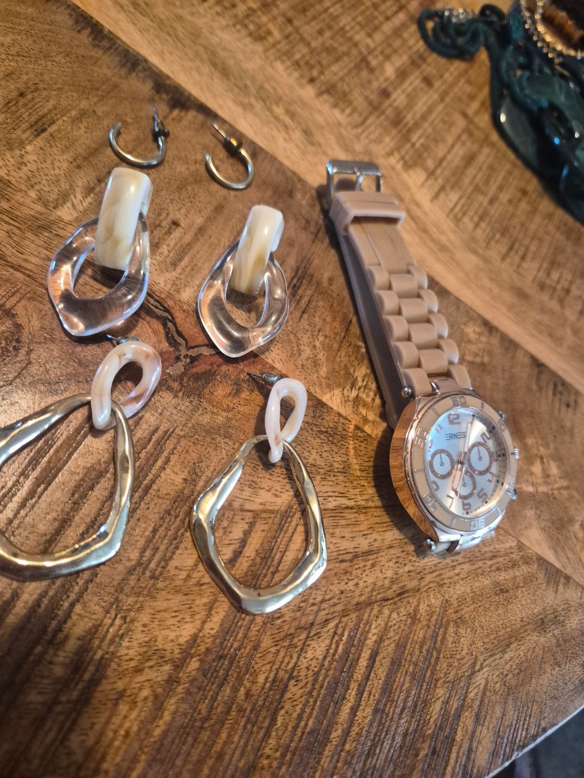Sieraden set: 3 paar oorbellen en horloge - Crème/Beige/Goud, Overige materialen, Hangers, Beige, Ophalen of Verzenden