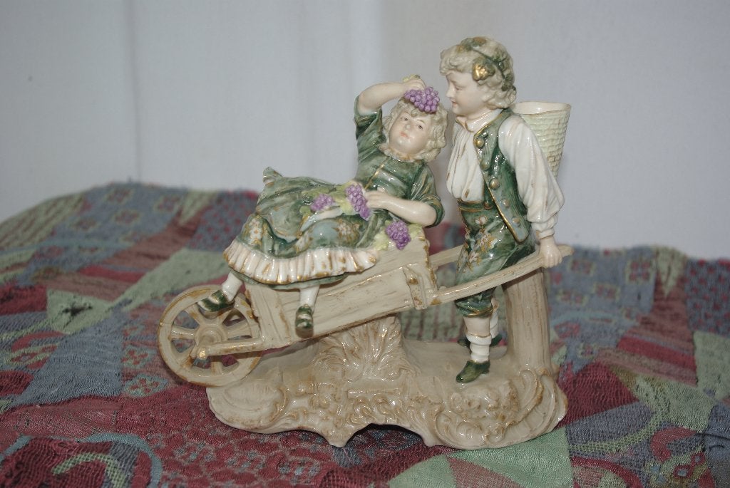 Vintage Beeldje: Kinderen met Kruiwagen en Druiven, Antiek en Kunst, Ophalen, Handgemaakt, 20 - 50 cm, Steen of Keramiek