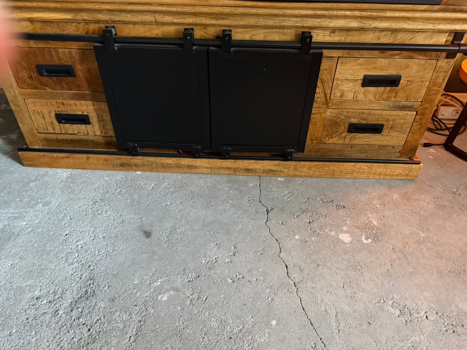 Landelijk tv-meubel / dressoir met schuifdeuren – mangohout, 100 tot 150 cm, Ophalen of Verzenden, Zo goed als nieuw, Minder dan 100 cm