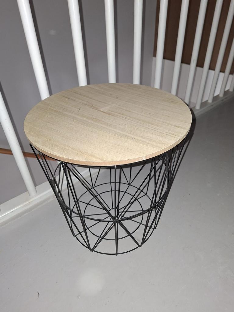 Bijzet tafel mand, Huis en Inrichting, Tafels | Bijzettafels, Minder dan 55 cm, Metaal of Aluminium, Rond, Zo goed als nieuw