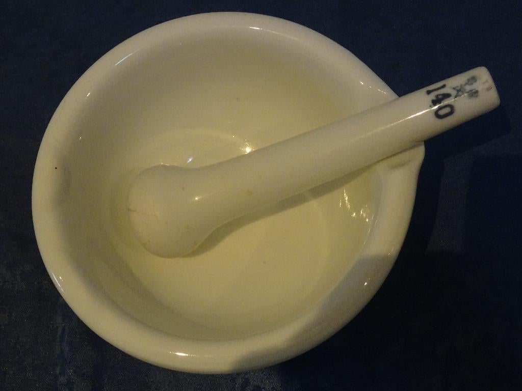 Porselein vijzel met stamper gemerkt antieke vijzel apotheek, Ophalen of Verzenden