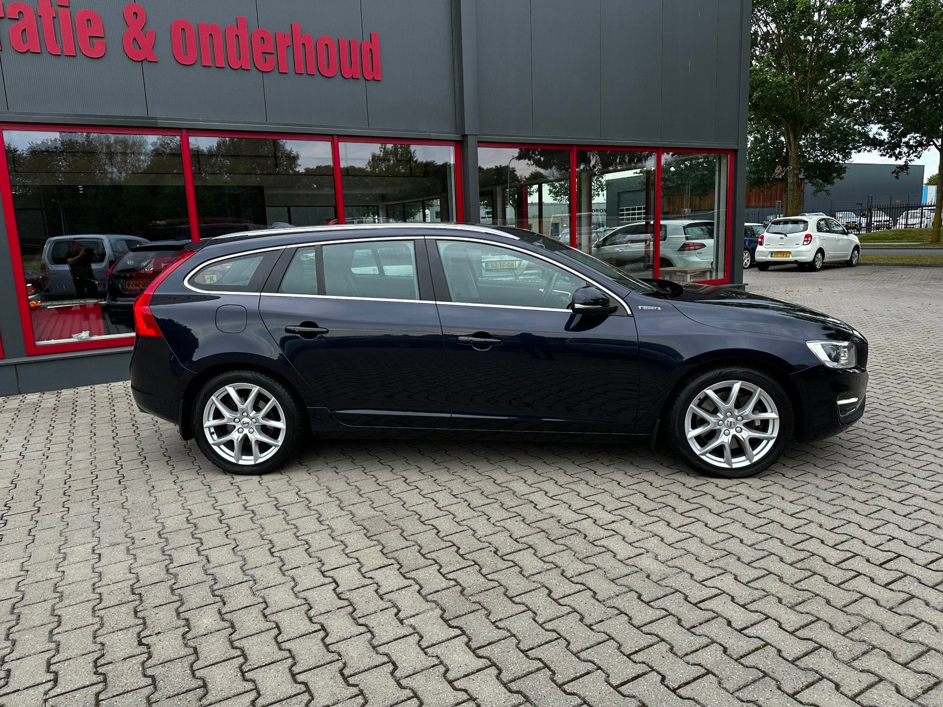 Volvo V60 2.4 D5 Twin Engine R-Design / Automaat / Leder / S, Auto's, Automaat, Dealer onderhouden, Euro 6, Blauw