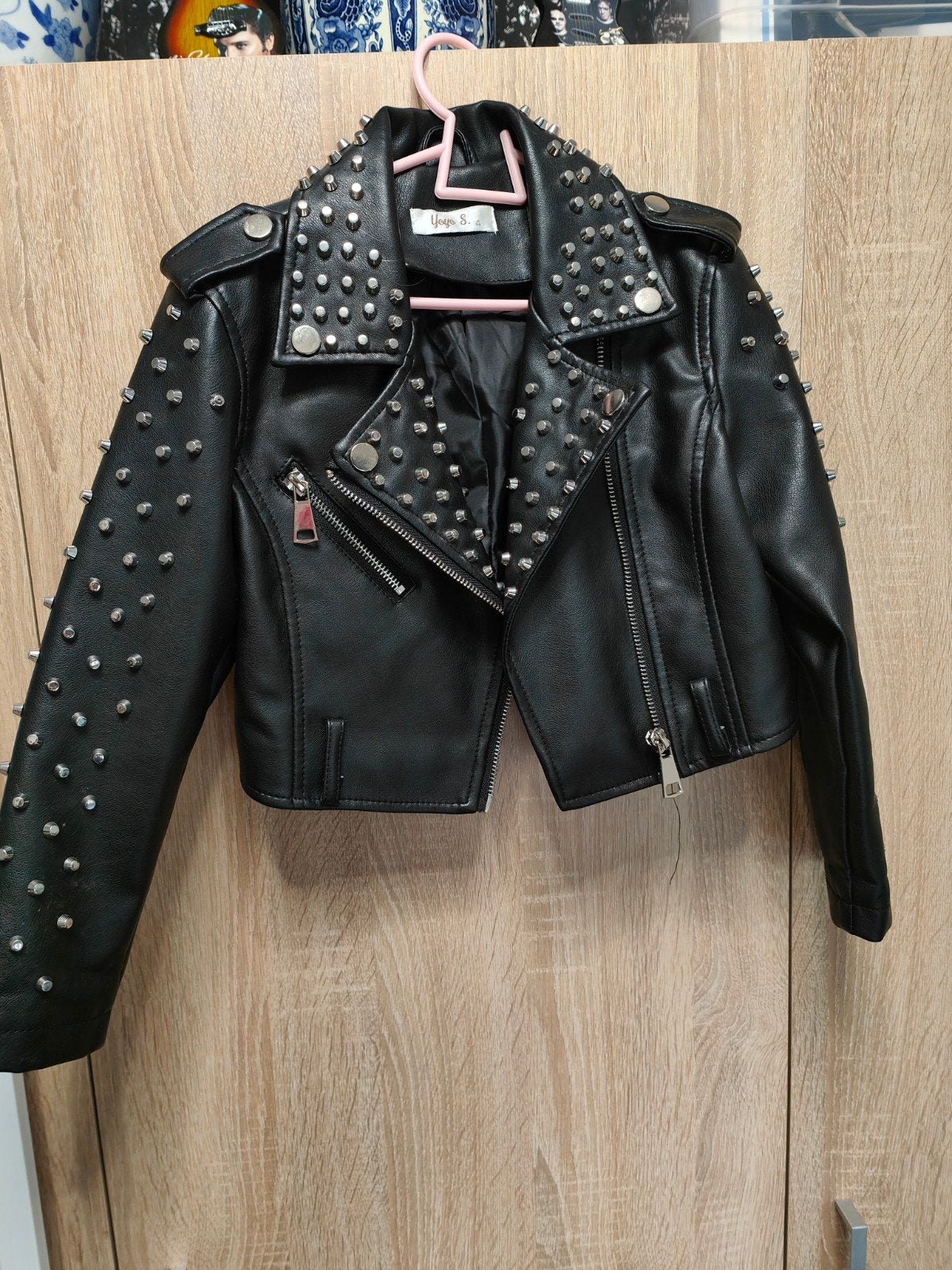 Stoere zwarte kinderjas met studs - Maat 116, Gebruikt, Jongen of Meisje, Ophalen of Verzenden, Onbekend