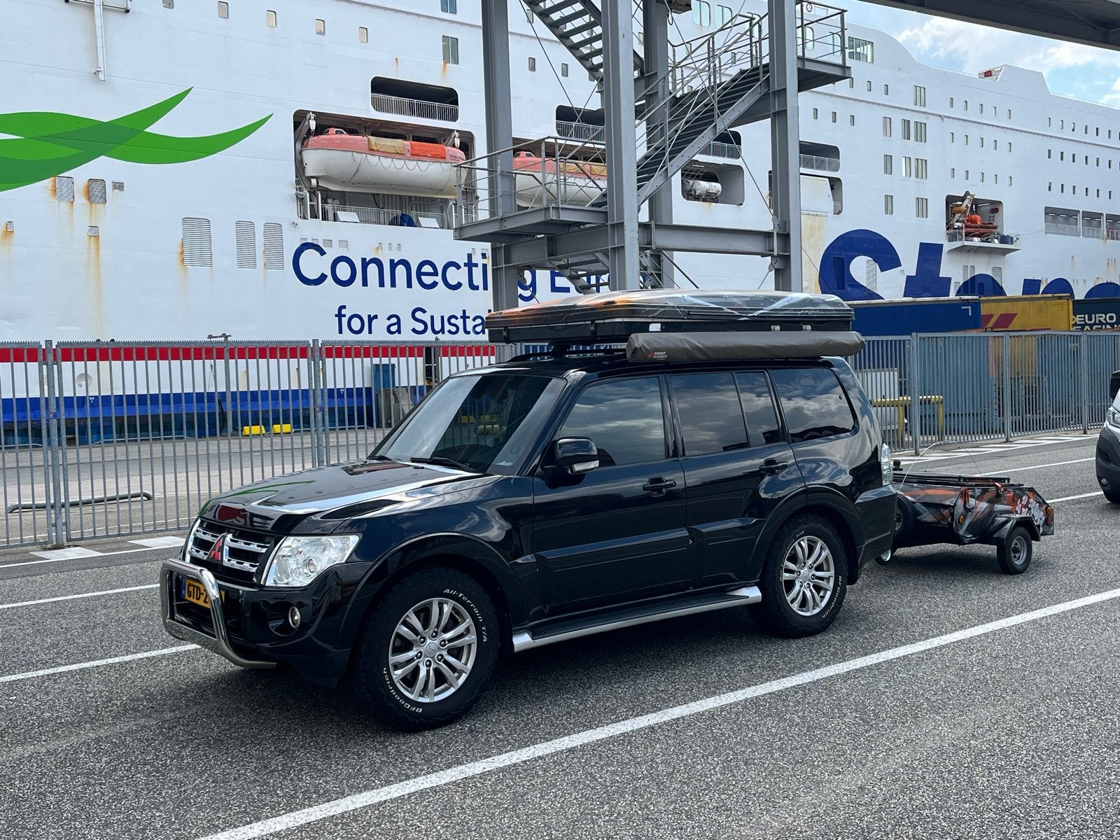 Mitsubishi Pajero met daktent en complete kampeeruitrusting, Tot en met 2, Diesel, Koelkast, 5 tot 6 meter