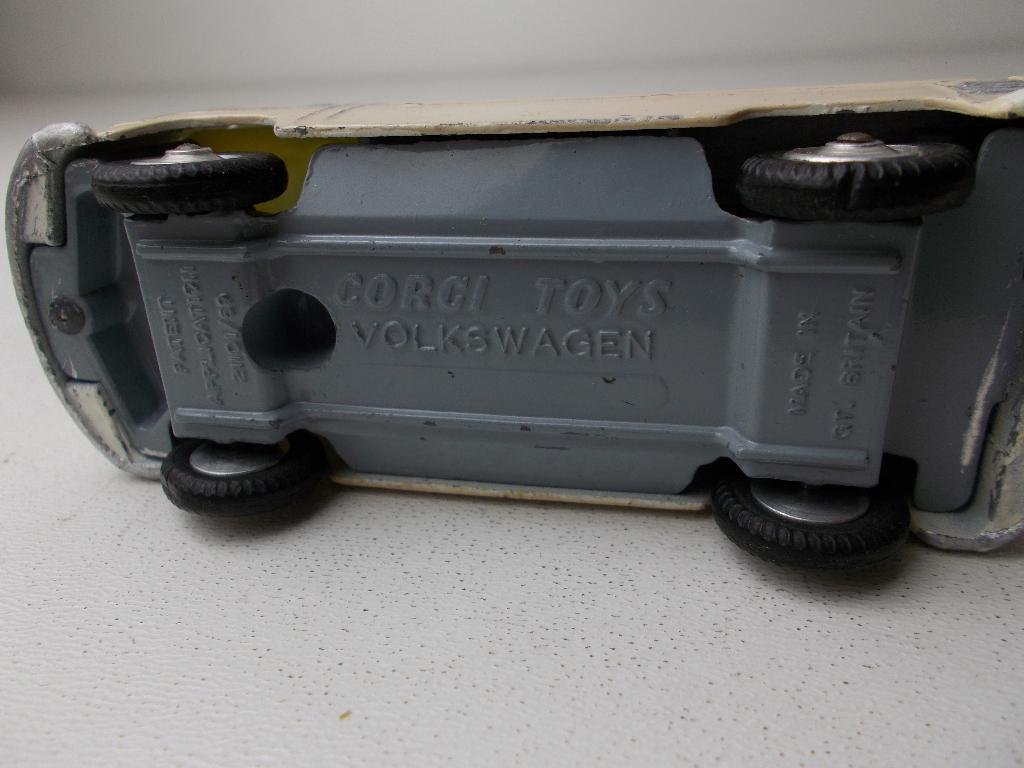 1969 Corgi Toys 490. VOLKSWAGEN RACING TEAM BREAKDOWN TRUCK., Hobby en Vrije tijd, Modelauto's | 1:43, Ophalen of Verzenden, Gebruikt