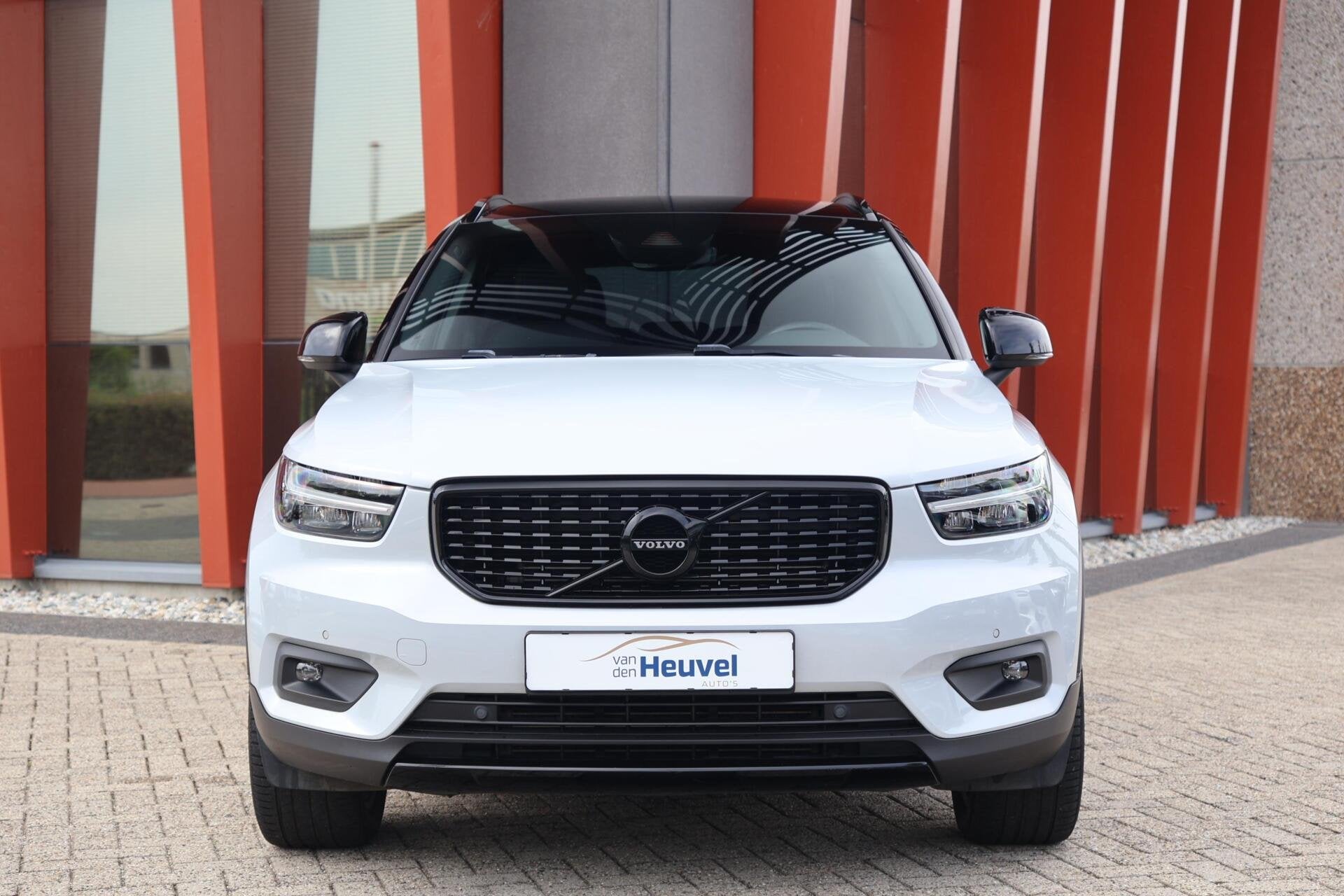 Foto 3 van Volvo XC40 T4 Recharge R-Design | Stoelverwarming | Trekhaak