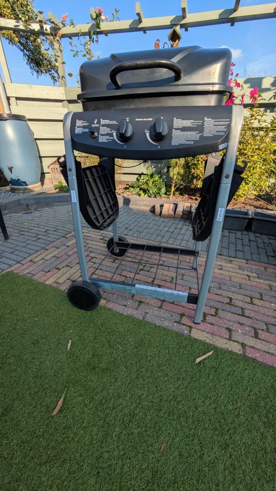 Compacte Outdoor Gas BBQ met zijtafels en wielen, Ophalen, Gebruikt