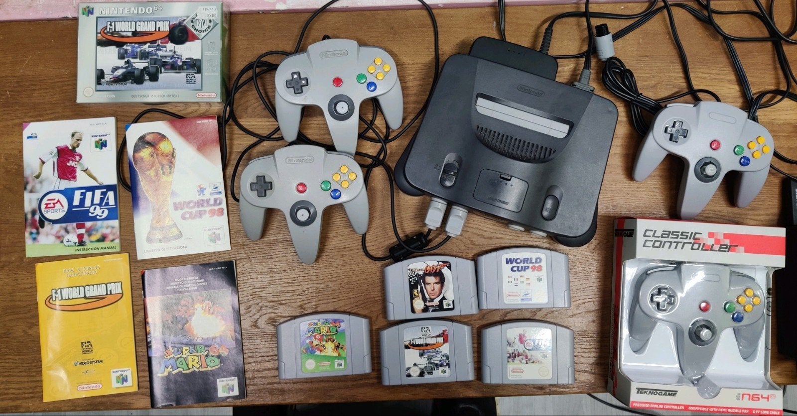Nintendo 64 Console met 4 controllers en 6 spellen, Spelcomputers en Games, Ophalen of Verzenden, Gebruikt, Met 3 controllers of meer