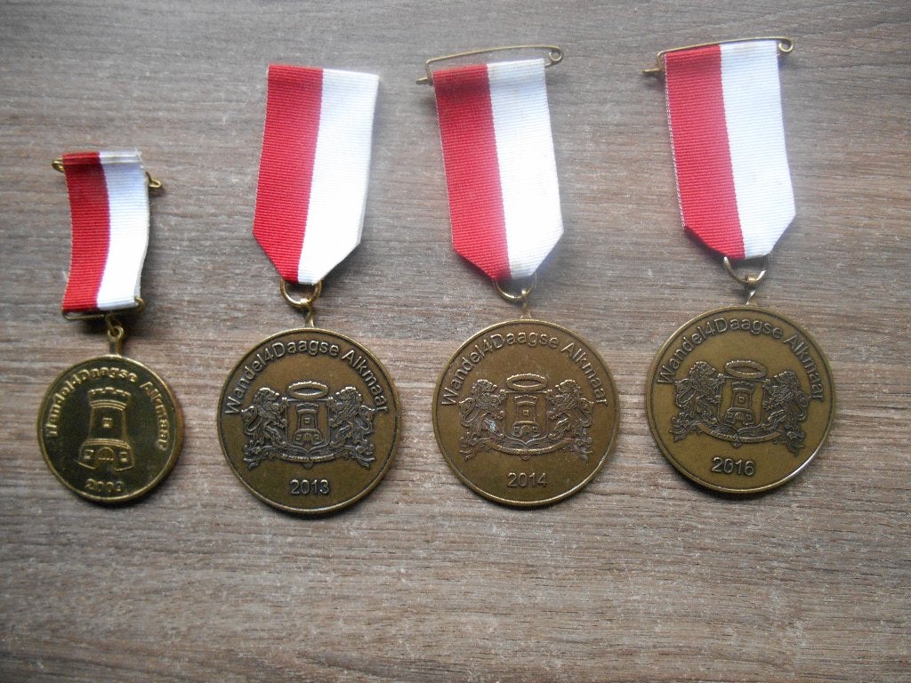 Medailles Wandel4daagse Alkmaar 4 stuks Vierdaagse, Ophalen of Verzenden, Overige materialen, Nederland