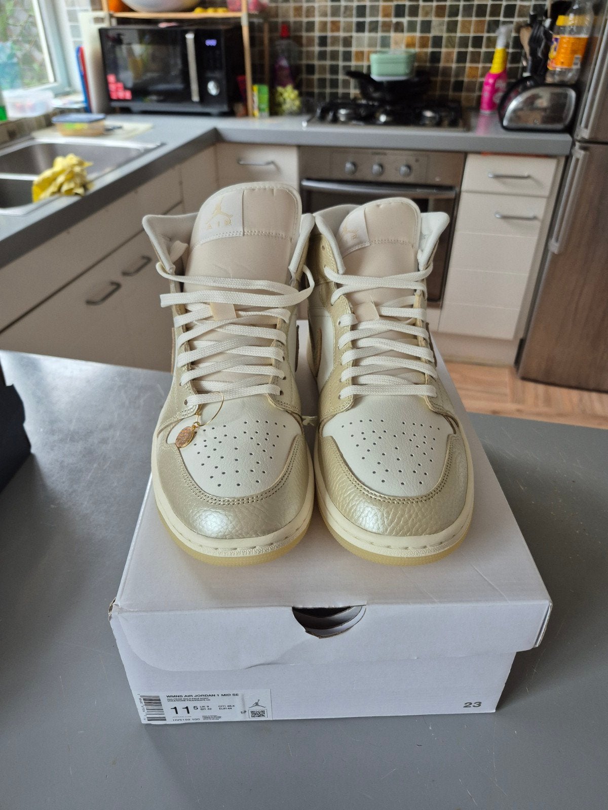 Nike Air Jordan 1 Mid Pale Ivory Gold Metallic US11.5W, Kleding | Dames, Schoenen, Overige kleuren, Nike, Nieuw, Ophalen of Verzenden