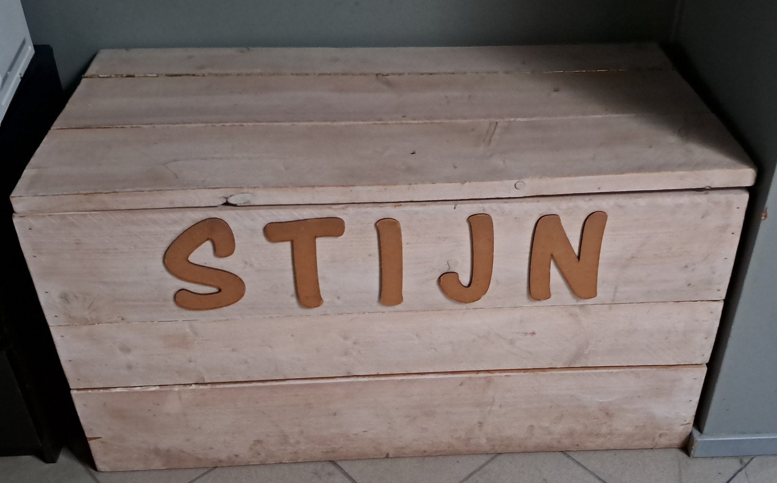 Houten speelgoedkist met naam 'Stijn', Ophalen, Zo goed als nieuw, Jongen