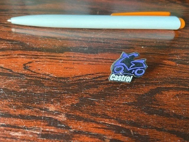 Castrol motor oil Motorcycle scooter pin, Ophalen of Verzenden, Zo goed als nieuw, Merk, Speldje of Pin