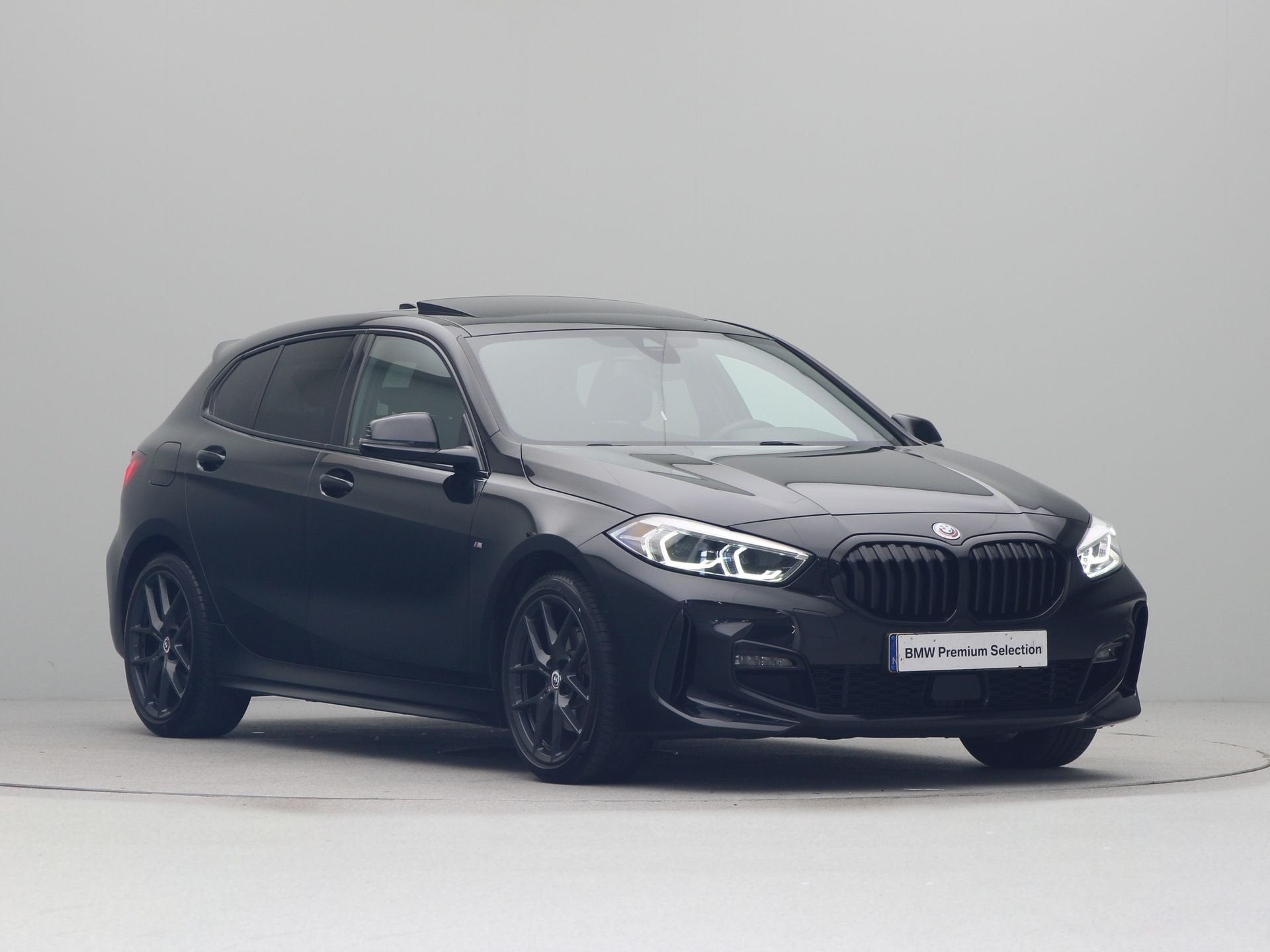 BMW 1 Serie 118i High Executive M Sport (bj 2022, automaat), Auto's, 136 pk, Met garantie (alle), Zwart, Bedrijf