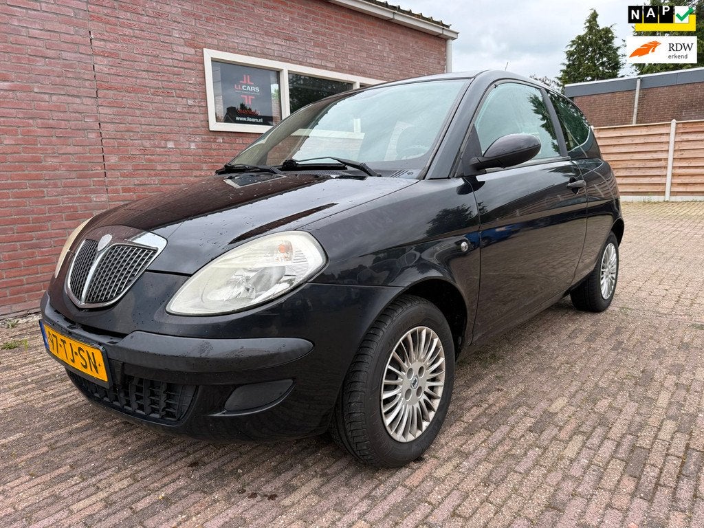 Lancia Ypsilon 1.2 APK 3-7-2027 airco audio scherm trekhaak, Auto's, Lancia, Voorwielaandrijving, Gebruikt, Zwart, Origineel Nederlands