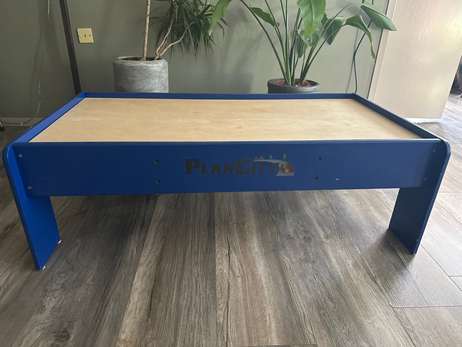 Plan Toys Speeltafel - Blauw Houten Speelmeubel, Kinderen en Baby's, Speelgoed | Houten speelgoed, Ophalen, Gebruikt, Meubelstuk of Keukentje