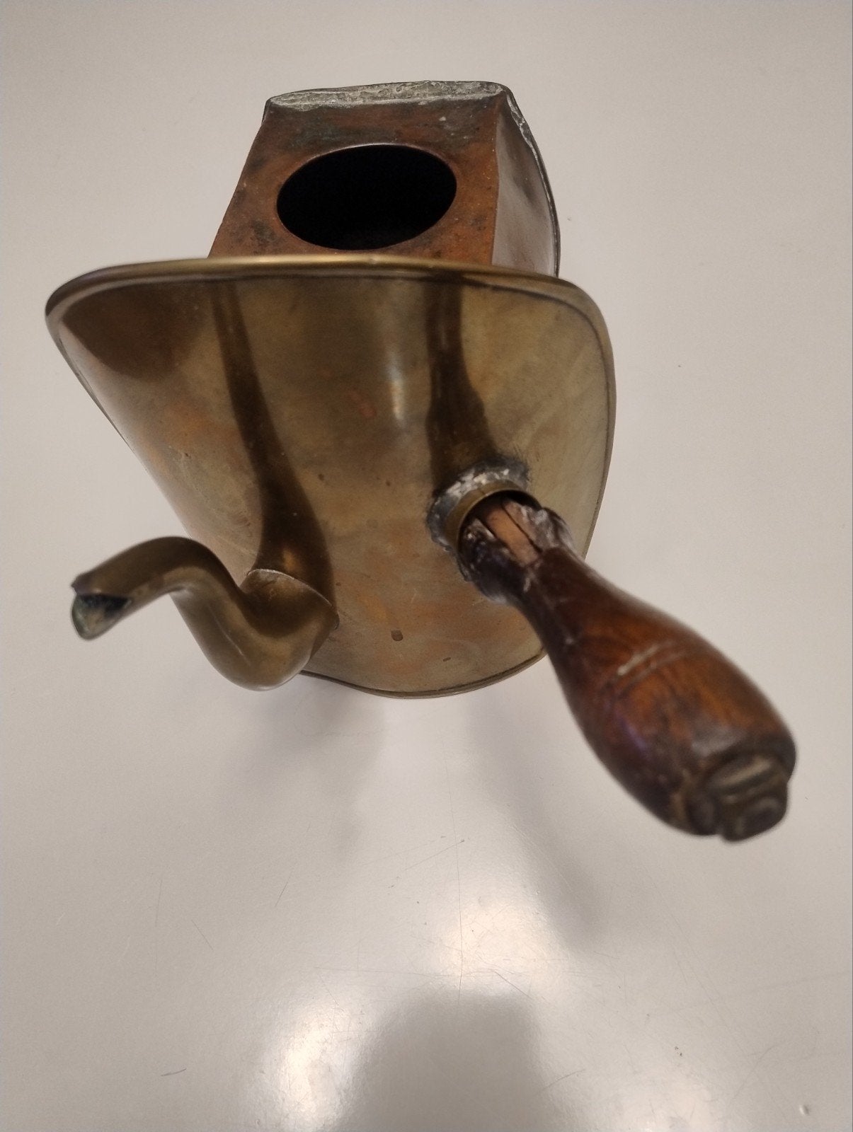 Antieke koperen vuurpot met houten handvat, Ophalen of Verzenden