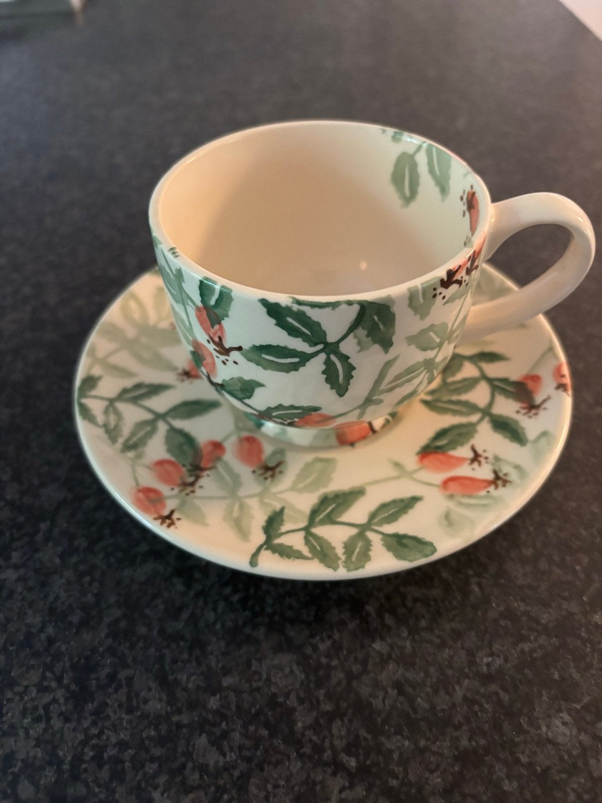Emma Bridgewater kop en schotel - Rozenbottel design, Huis en Inrichting, Landelijk/Boerenbont, Ophalen of Verzenden, Zo goed als nieuw