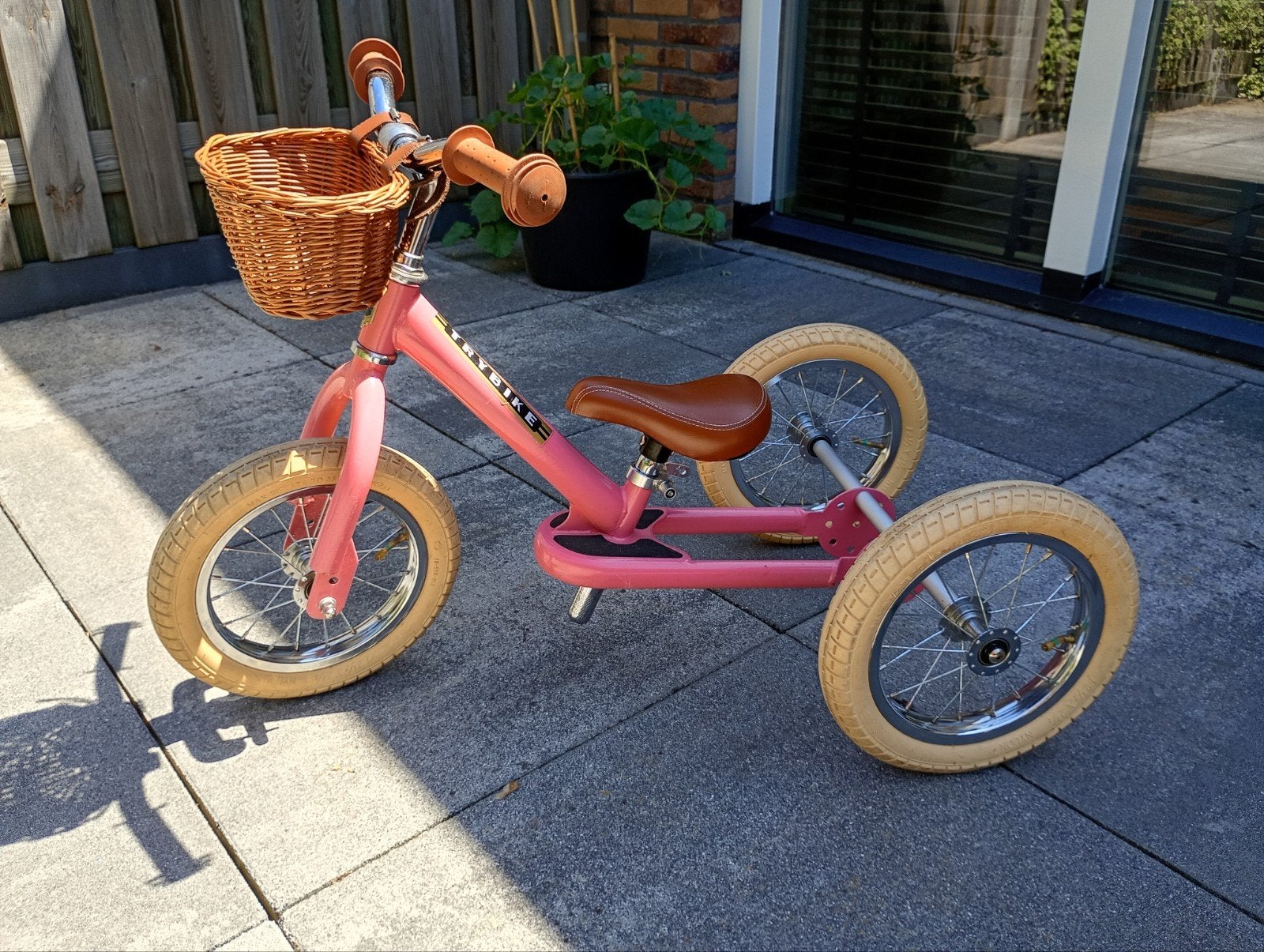 Trybike loopfiets/driewieler roze met mandje, Kinderen en Baby's, Speelgoed | Buiten | Voertuigen en Loopfietsen, Gebruikt, Loopfiets