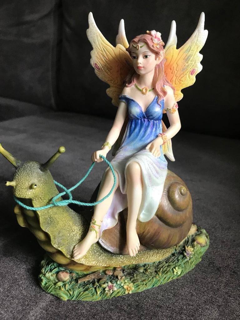 Beeldje Polyresin Elfje op Slak Mysticalls., Ophalen of Verzenden, Nieuw, Mens
