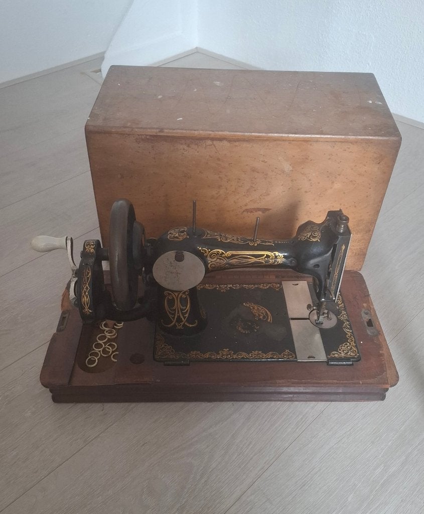 Antieke naaimachine Betti, Antiek en Kunst, Ophalen