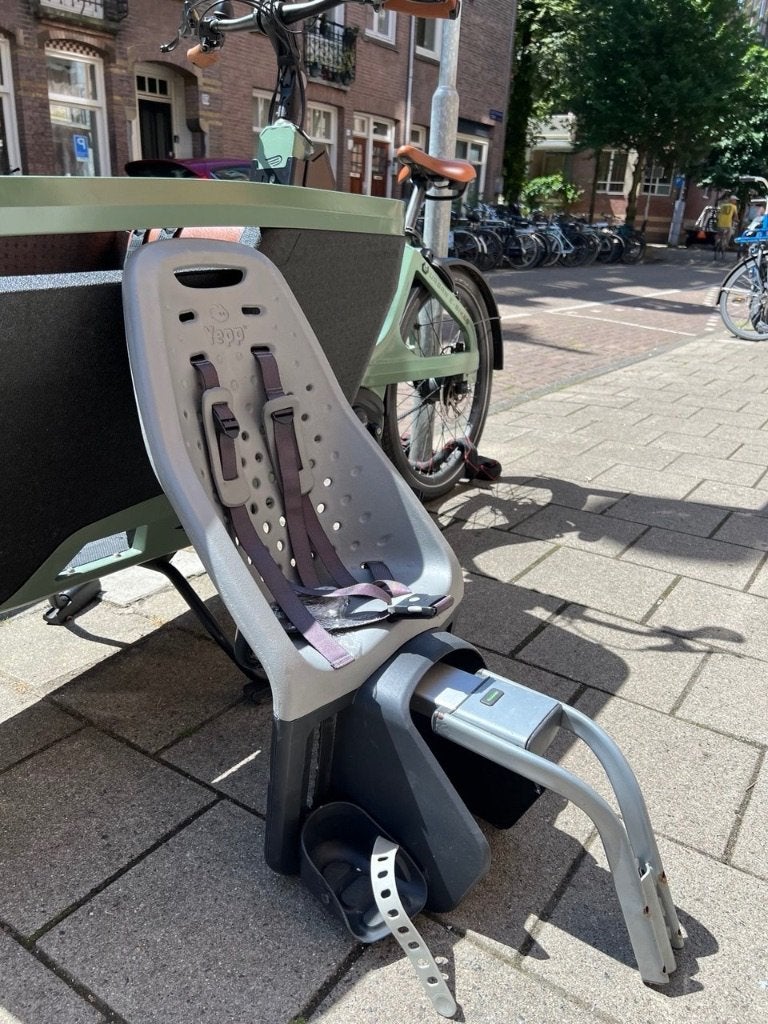 Yepp Maxi Achterzitje + adapter - Grijs, Fietsen en Brommers, Fietsaccessoires | Fietsstoeltjes, Ophalen, Achterzitje, Voetsteuntjes