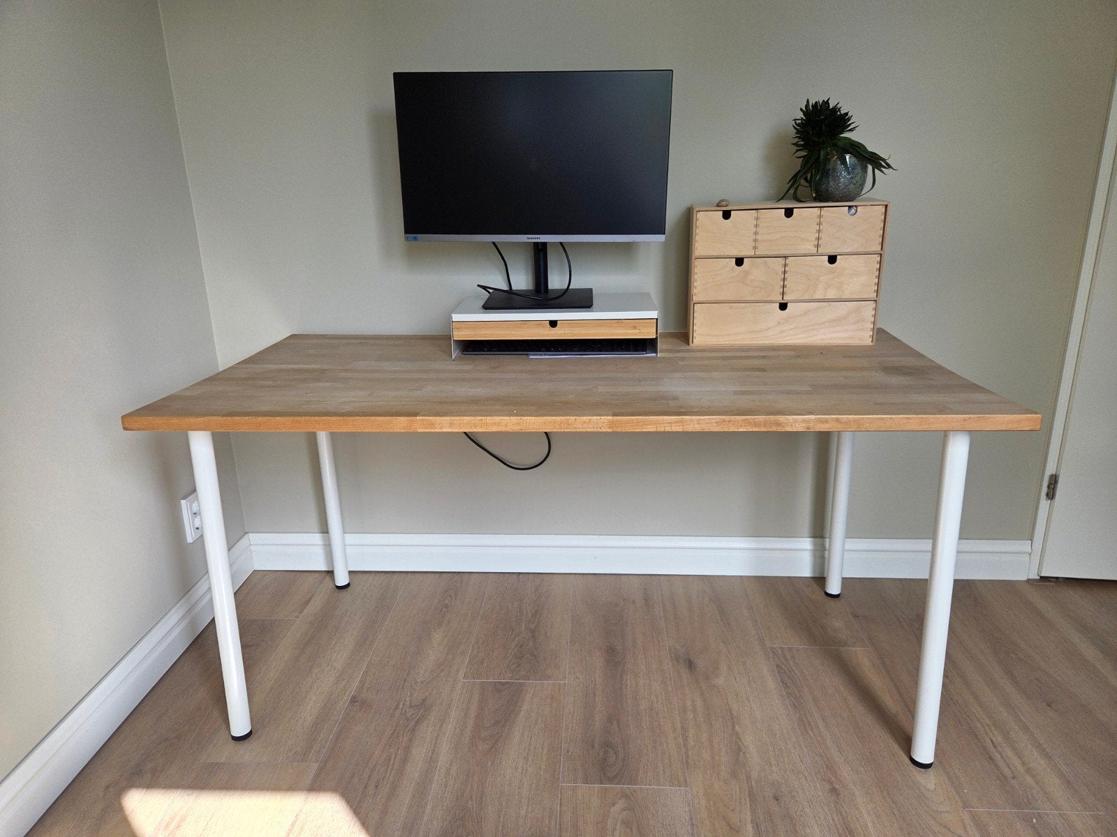 Houten bureau met witte poten (Ikea), Ophalen, Hout, Bruin, Zo goed als nieuw
