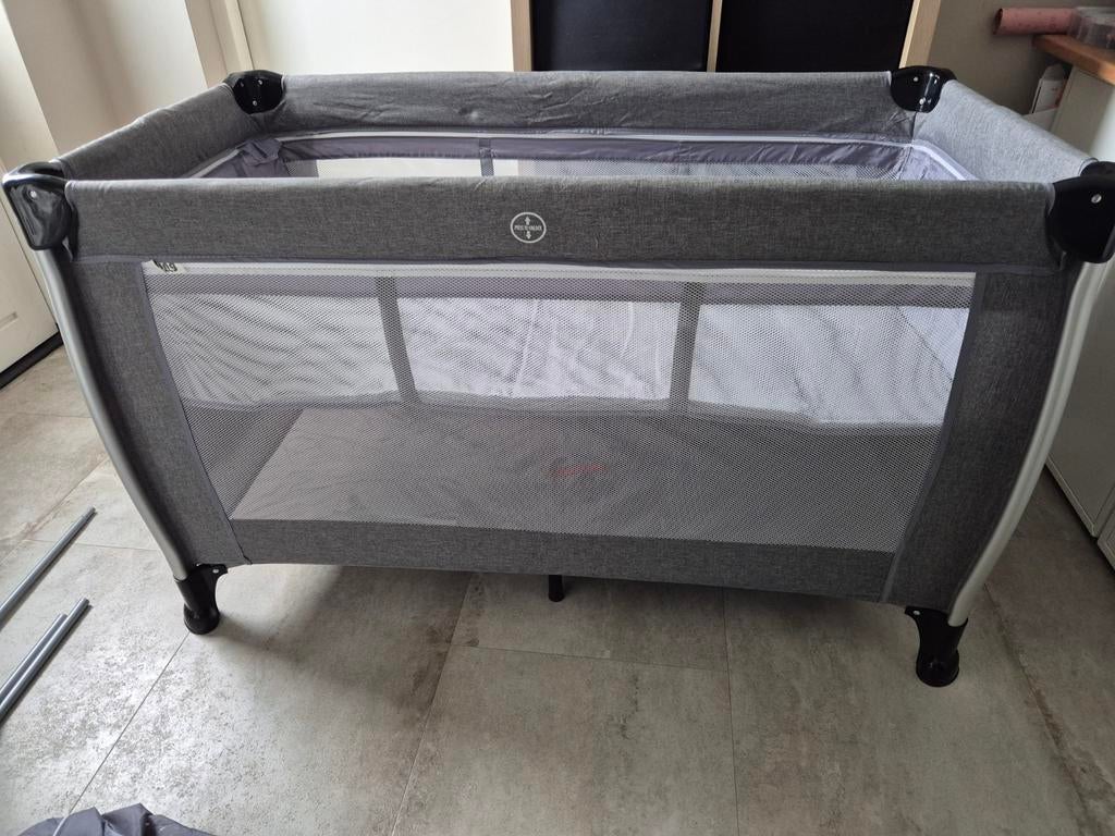 Campingbed met extra matras, verhoger en commode stuk, Ophalen, Zo goed als nieuw, Reisbedje
