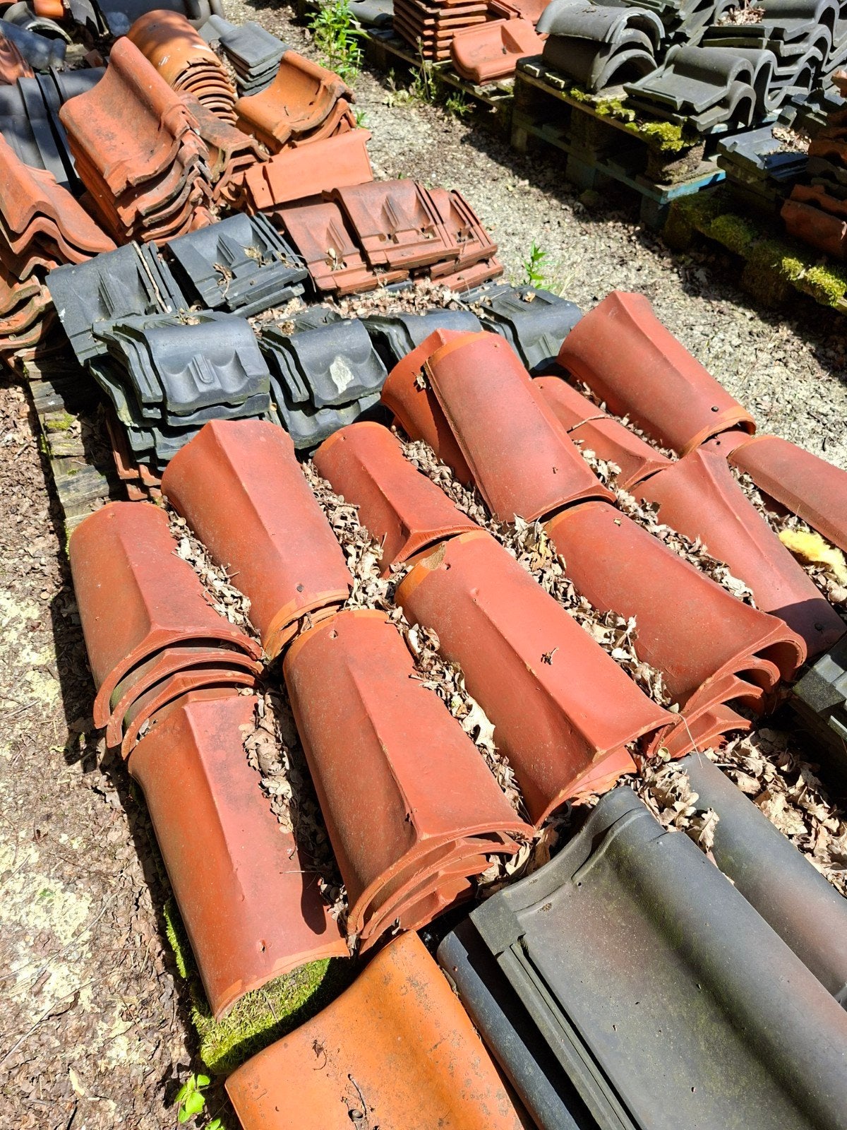 Diverse dakpannen, hulpstukken, gevelpannen en nokvorsten, Ophalen
